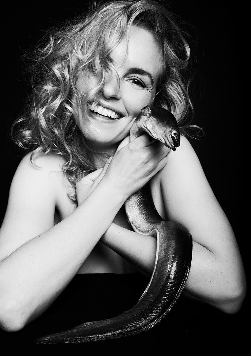 Nina Hoss with eel, Olaf Blecker & Alan Gelati, 2018